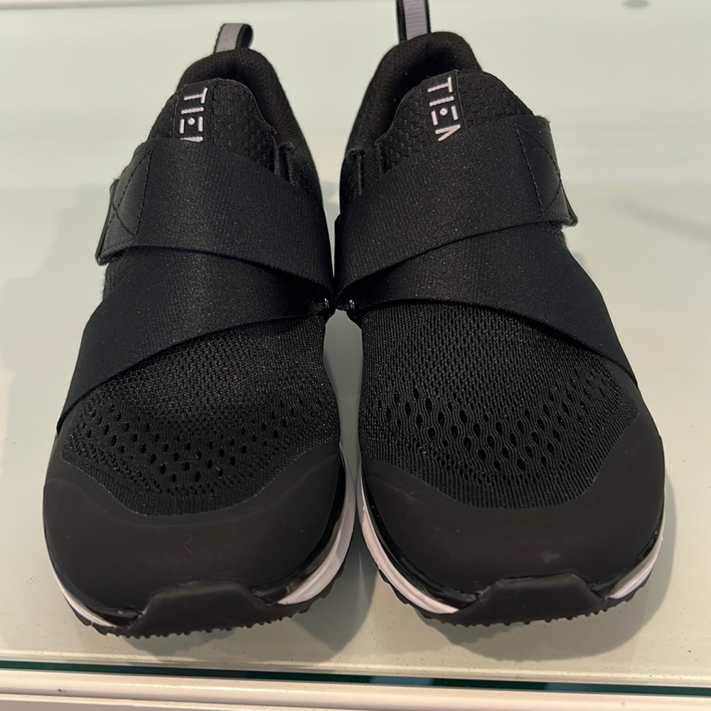 Tiem Spinning Shoes Woman’s Black and White Size 6.5 and cleats
